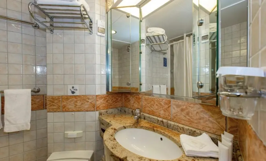 Junior Suite bathroom, photo 11 of 11