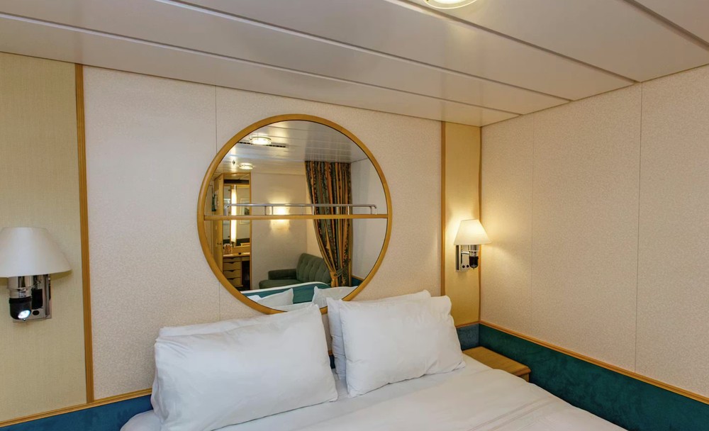 Interior Cabin 6